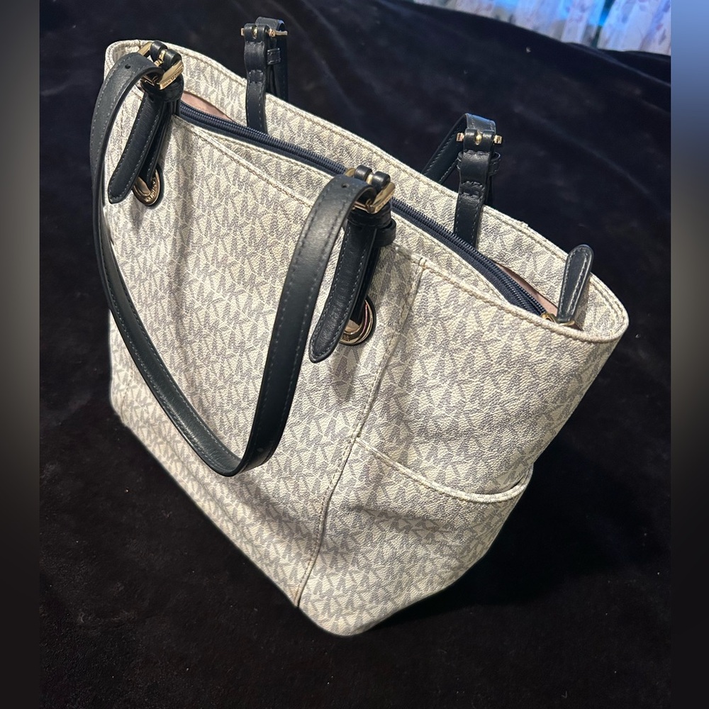 White and navy blue Michael Kors purse